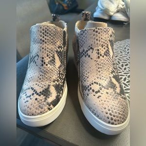 Time and tru high top snakeskin zip up bootie sneakers